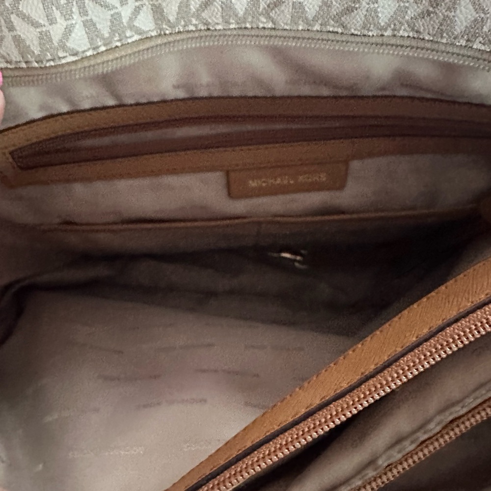 Michael Kors Jet Set Tote - Picture 6 of 11